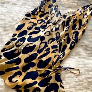 DVF signature wrap sz 8 sophisticated sleeveless top, navy/tan animal print. EUC